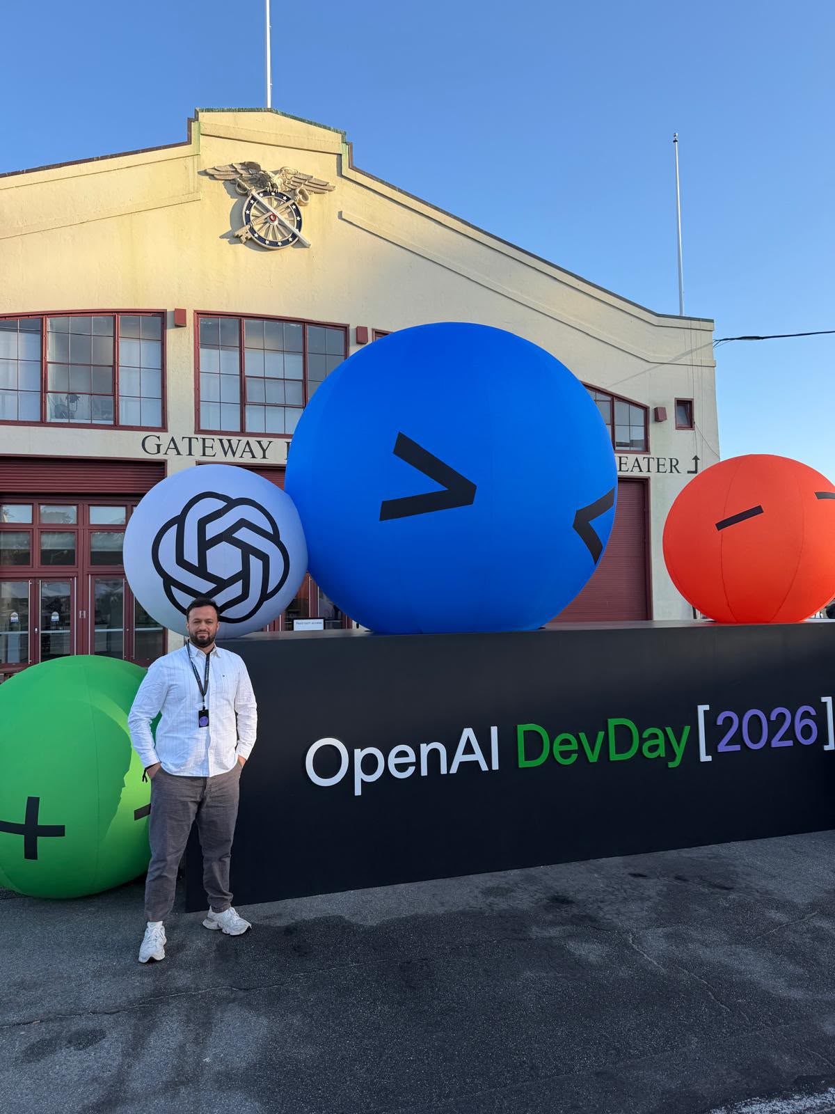 Mustafa Sahinli vor dem Schild OpenAI DevDay 2026 in San Francisco